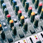 Kleidung für das Rockfestival wählen